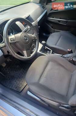 Хэтчбек Opel Astra 2005 в 