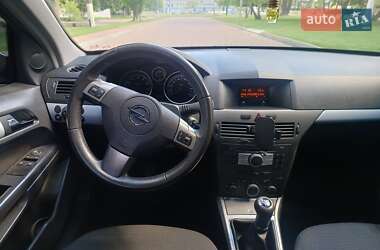 Хэтчбек Opel Astra 2005 в 