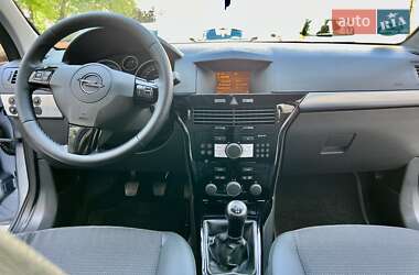 Хетчбек Opel Astra 2009 в 