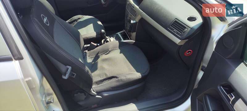 Універсал Opel Astra 2008 в Луцьку