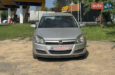 Хэтчбек Opel Astra 2005 в 