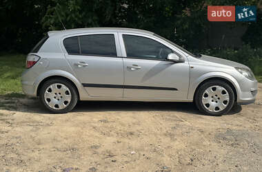 Хэтчбек Opel Astra 2005 в 