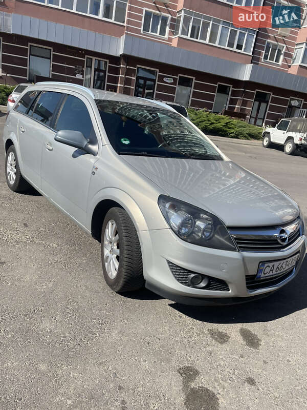 Універсал Opel Astra 2010 в Умані