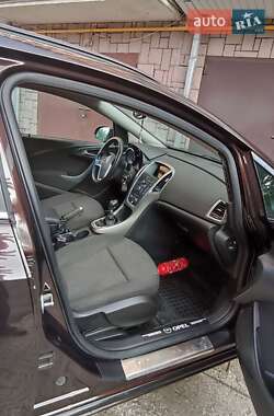 Универсал Opel Astra 2012 в 