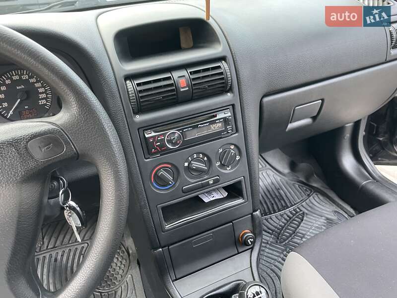 Седан Opel Astra 2008 в Великому Березному