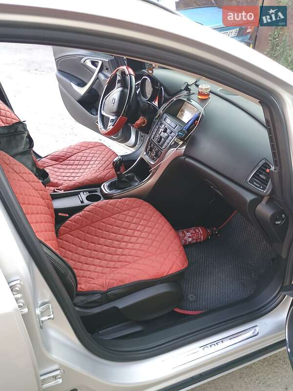 Універсал Opel Astra 2011 в Бурштині
