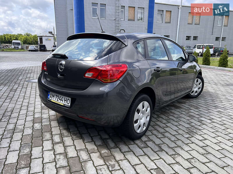 Хэтчбек Opel Astra 2011 в Малине