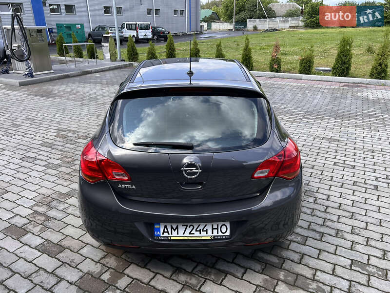 Хэтчбек Opel Astra 2011 в Малине