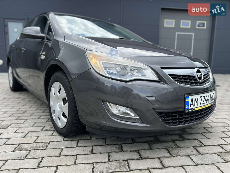 Хэтчбек Opel Astra 2011 в Малине