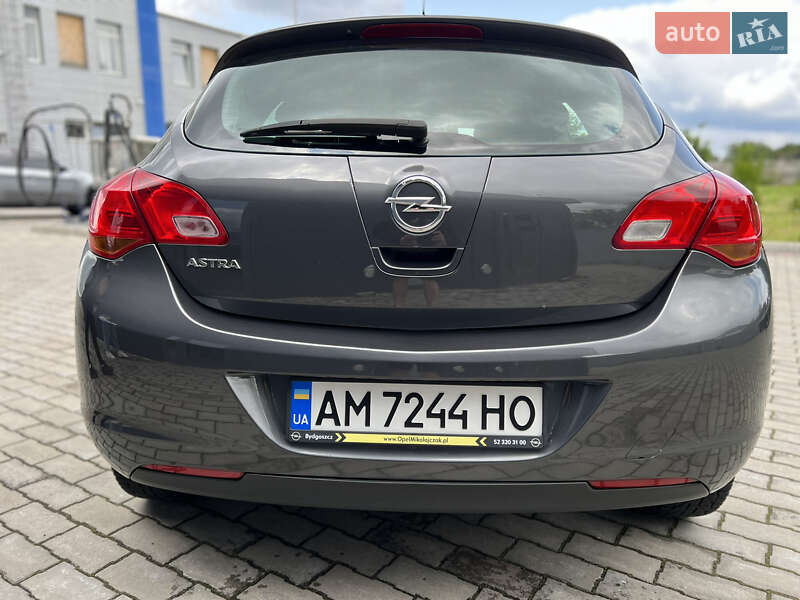 Хэтчбек Opel Astra 2011 в Малине