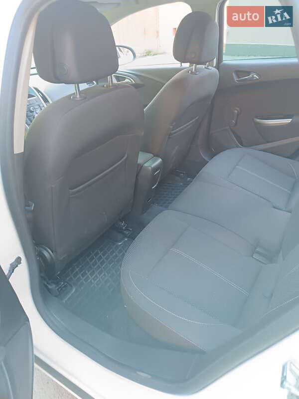 Універсал Opel Astra 2011 в Полтаві