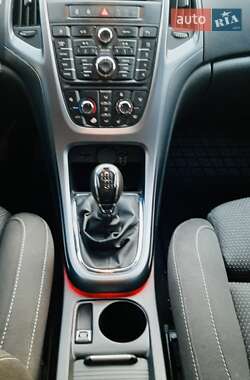 Седан Opel Astra 2012 в 