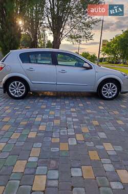 Хэтчбек Opel Astra 2004 в 
