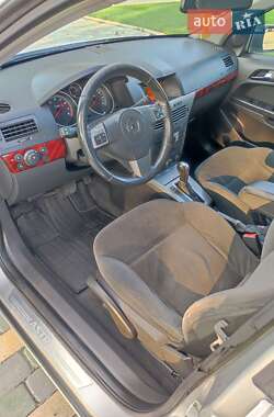 Хэтчбек Opel Astra 2004 в 