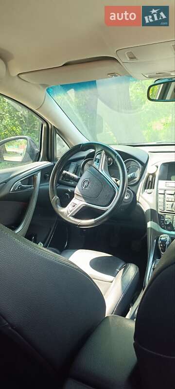 Універсал Opel Astra 2011 в Івано-Франківську
