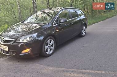 Універсал Opel Astra 2012 в Познані