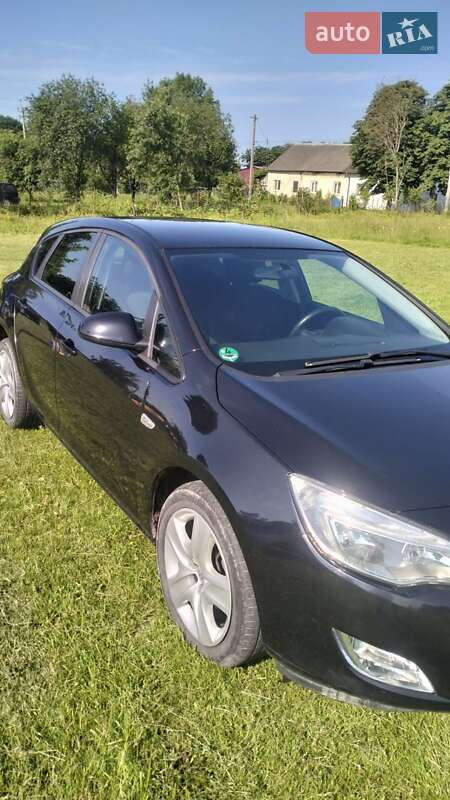 Хэтчбек Opel Astra 2011 в Радехове