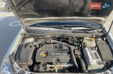Хэтчбек Opel Astra 2005 в 