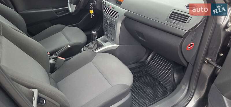 Універсал Opel Astra 2011 в Тернополі