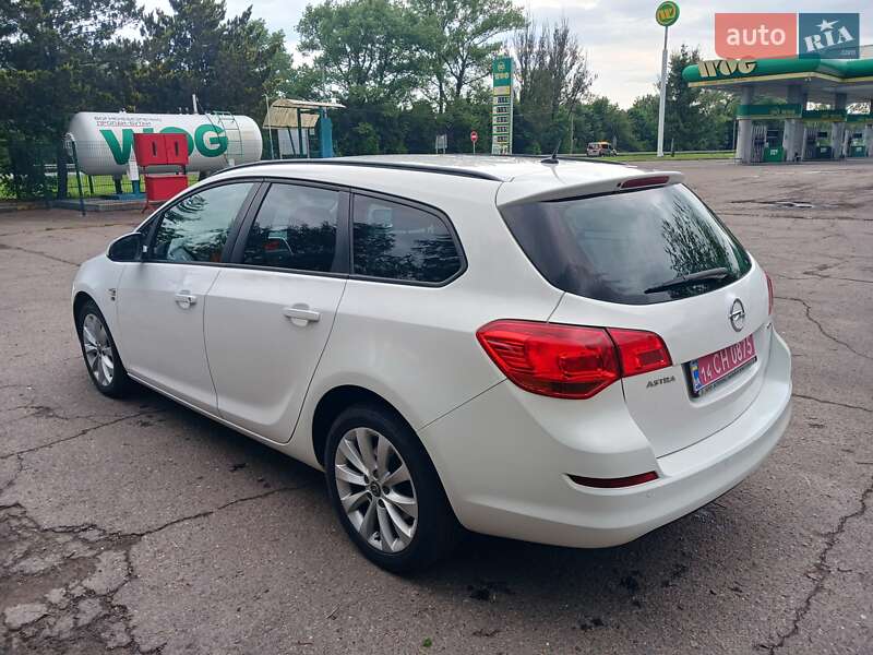 Универсал Opel Astra 2012 в Стрые