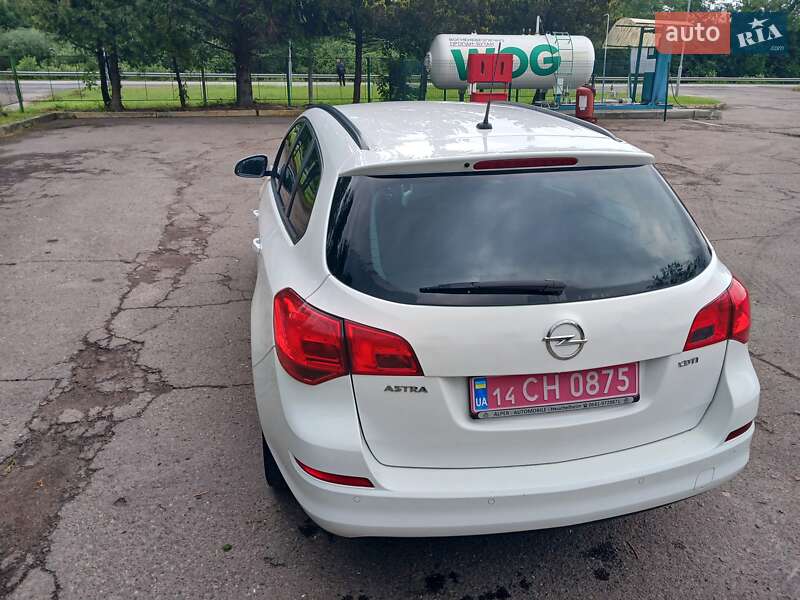 Универсал Opel Astra 2012 в Стрые