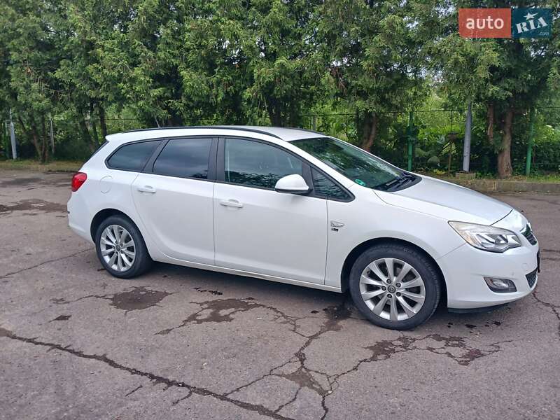 Универсал Opel Astra 2012 в Стрые