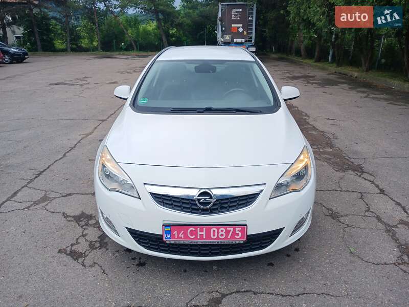 Универсал Opel Astra 2012 в Стрые