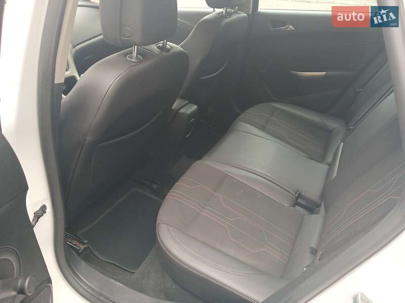 Универсал Opel Astra 2012 в Стрые
