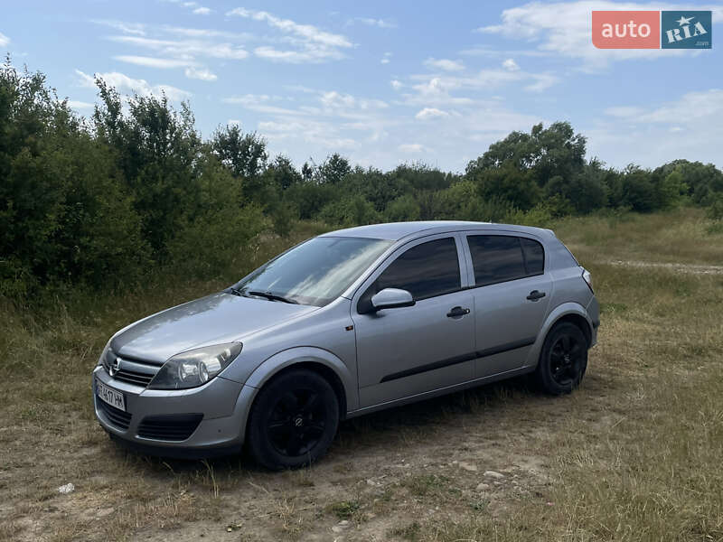 Хэтчбек Opel Astra 2005 в 
