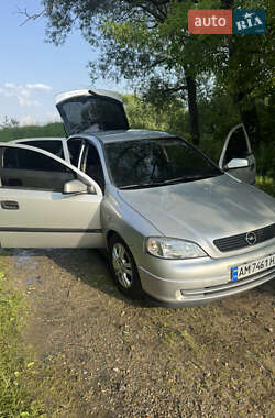 Хэтчбек Opel Astra 2000 в 