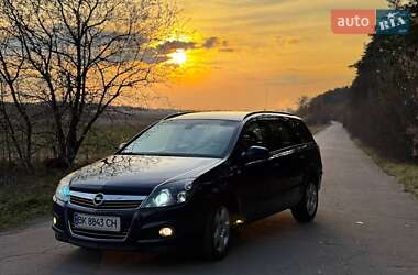 Універсал Opel Astra 2010 в Рівному