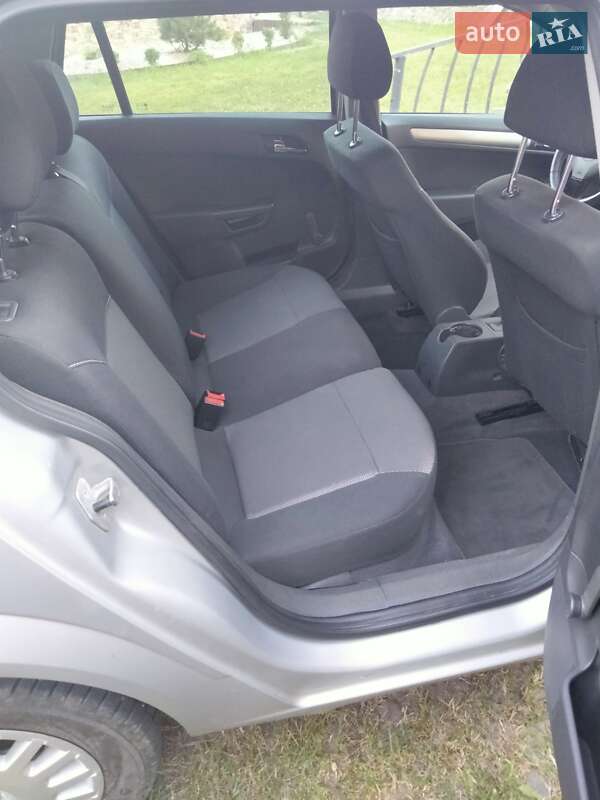 Универсал Opel Astra 2010 в Калуше