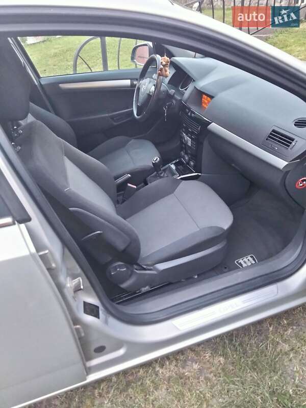 Универсал Opel Astra 2010 в Калуше