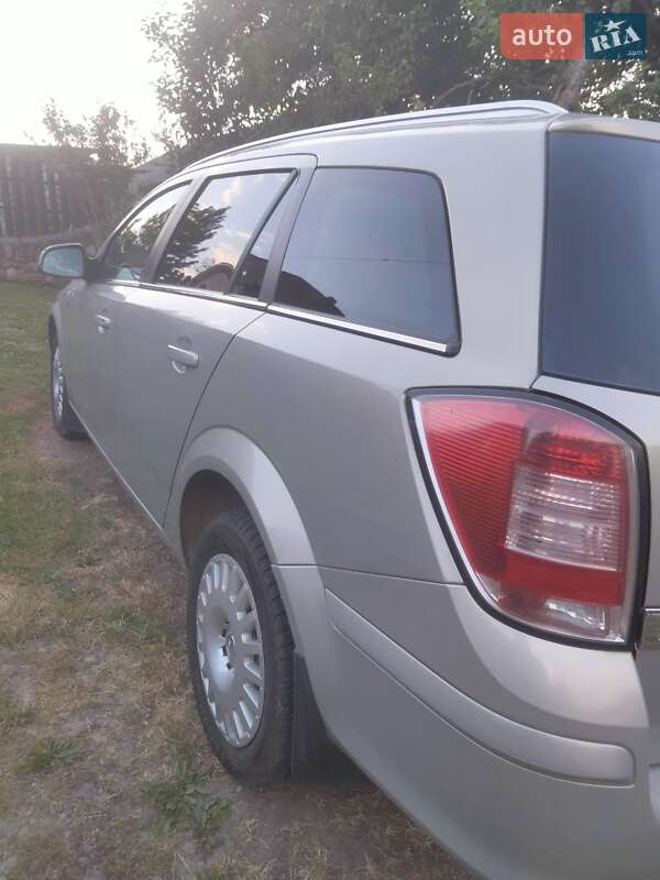 Универсал Opel Astra 2010 в Калуше