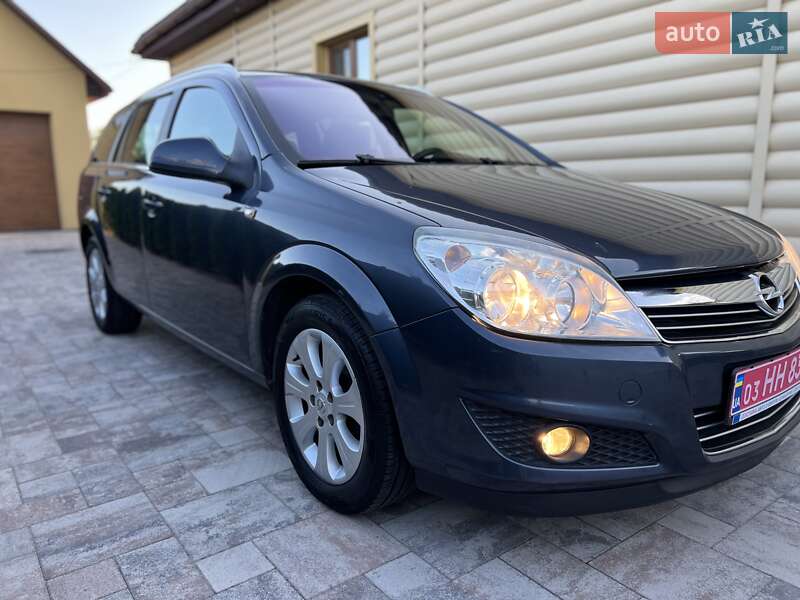 Универсал Opel Astra 2010 в Сарнах