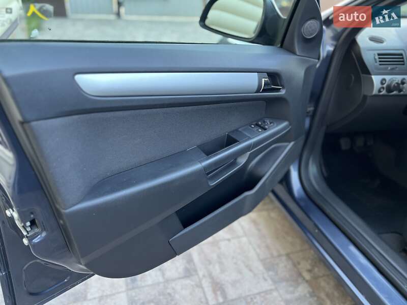 Универсал Opel Astra 2010 в Сарнах