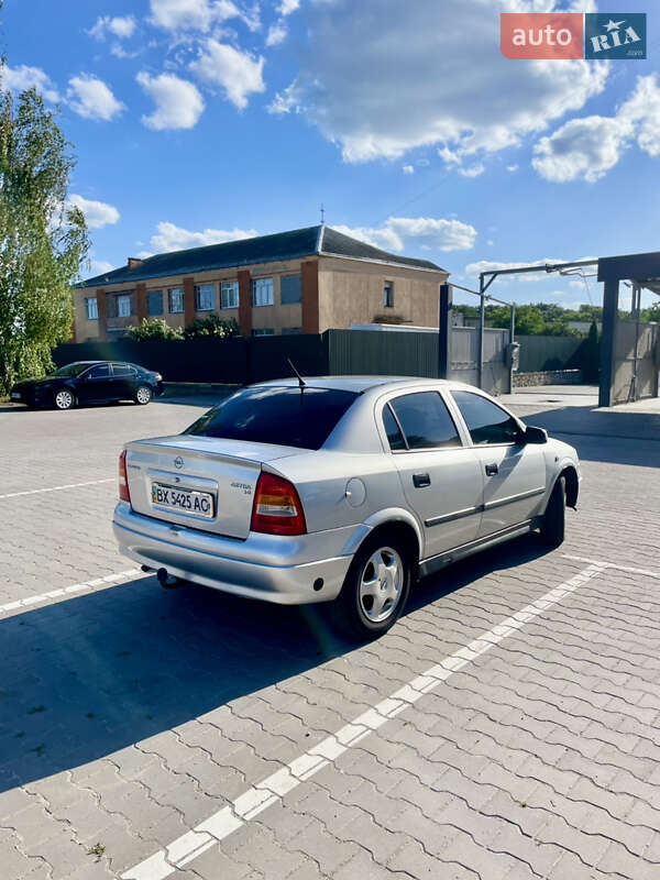 Седан Opel Astra 2005 в Волочиську