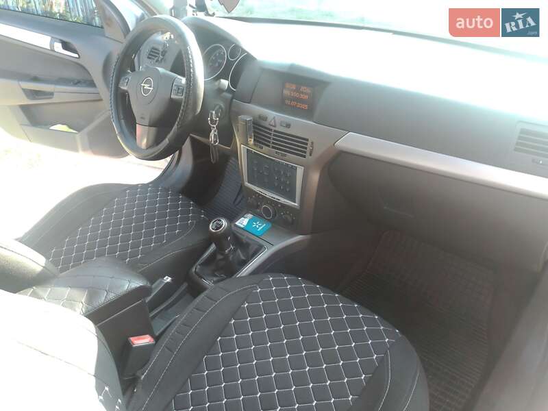 Хэтчбек Opel Astra 2006 в Петровке-Роменской