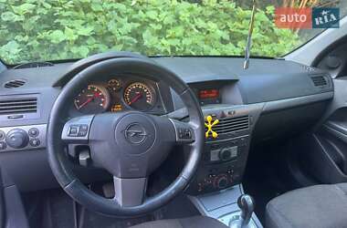 Хэтчбек Opel Astra 2007 в 