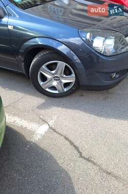 Хэтчбек Opel Astra 2011 в 
