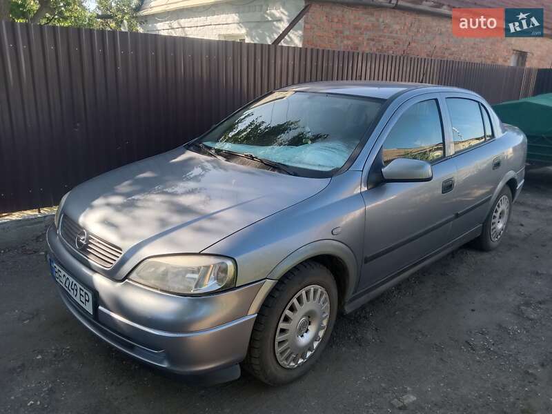 Седан Opel Astra 2004 в Новом Буге