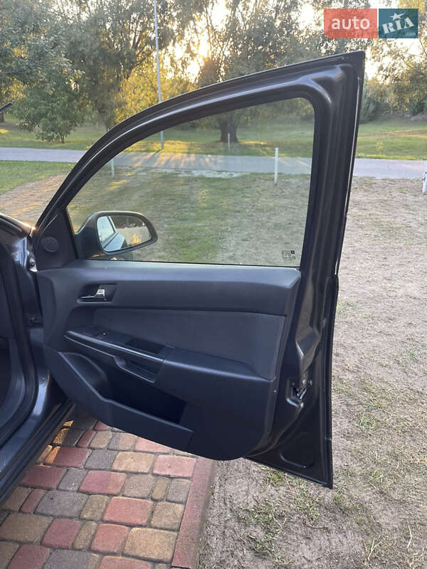 Универсал Opel Astra 2011 в Киеве