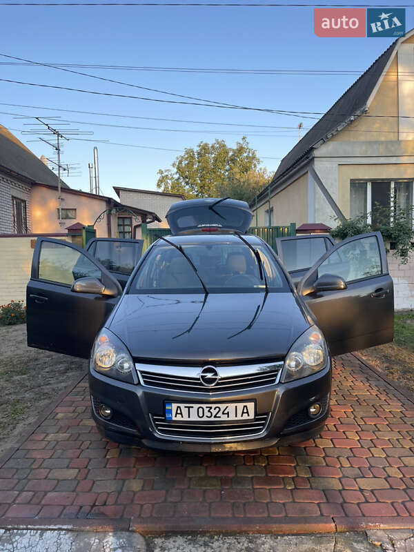 Универсал Opel Astra 2011 в Киеве