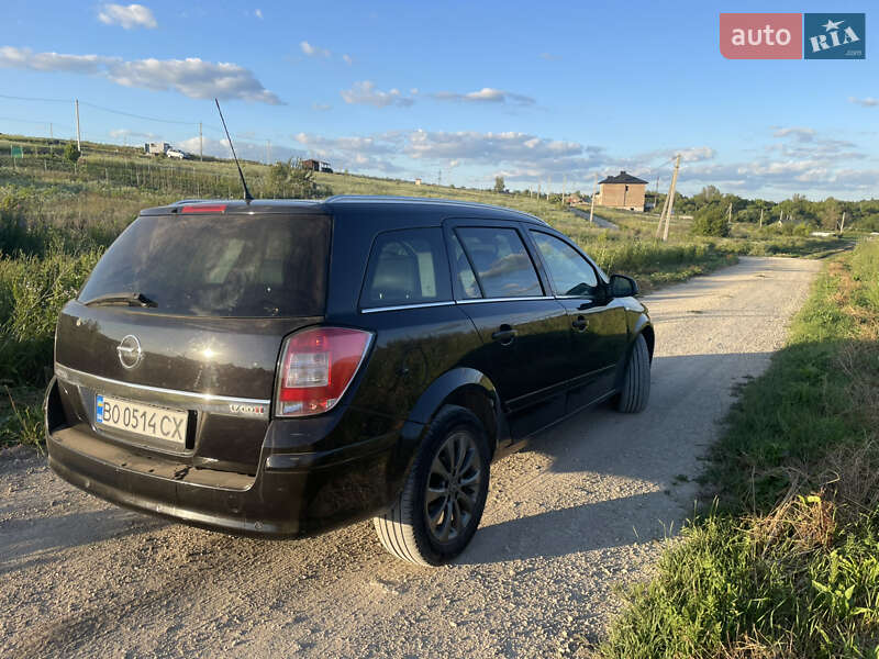 Універсал Opel Astra 2010 в Тернополі