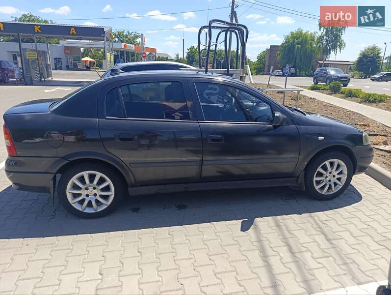 Седан Opel Astra 2005 в Ладыжине