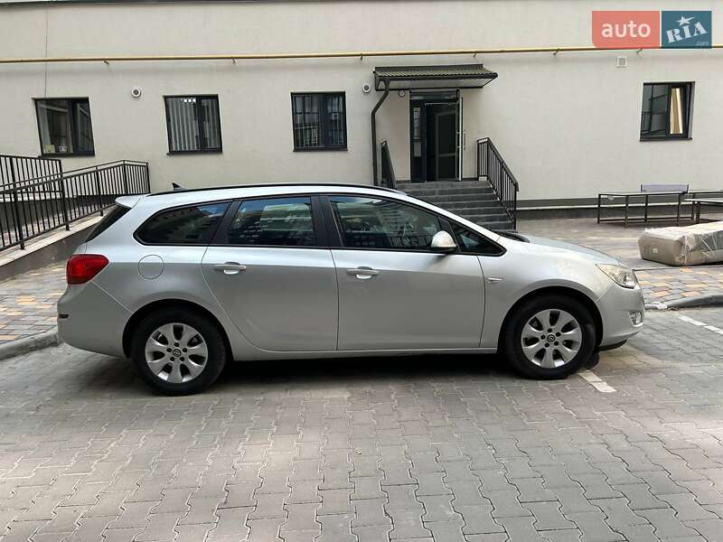 Універсал Opel Astra 2011 в Тернополі