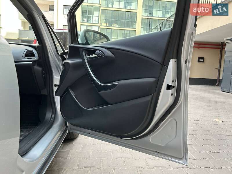 Універсал Opel Astra 2011 в Тернополі