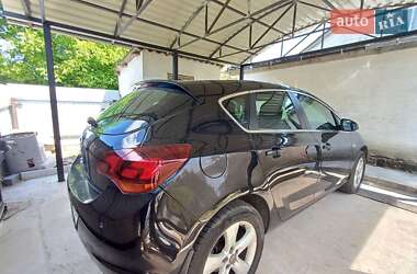 Хэтчбек Opel Astra 2011 в 