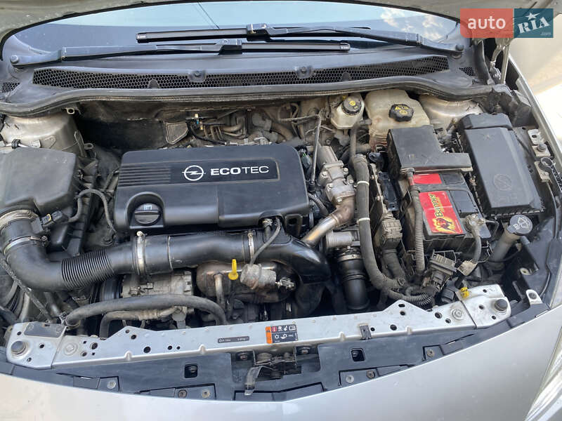 Универсал Opel Astra 2011 в Львове
