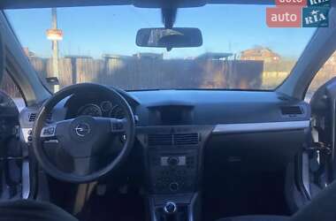 Хэтчбек Opel Astra 2004 в 